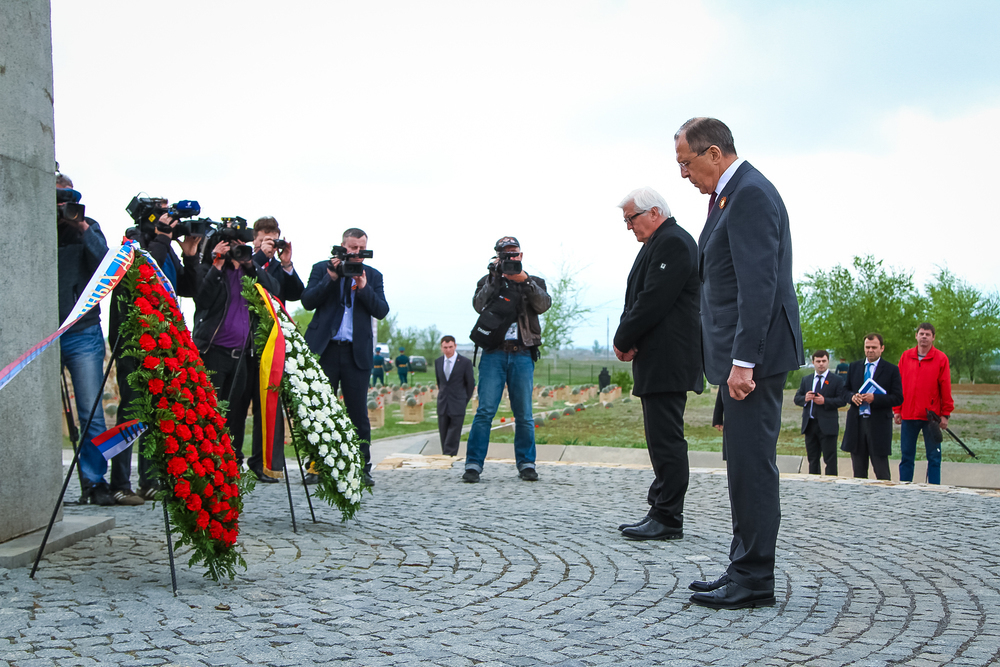 Лавров и Штайнмайнер возложили венки на Россошенском мемориале в Волгограде