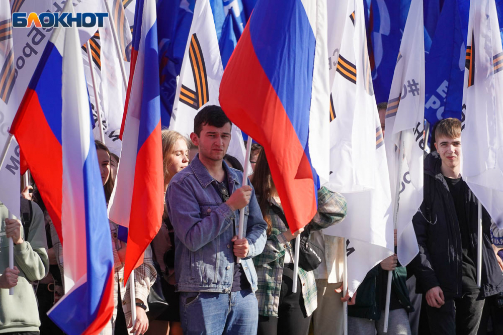 Флаг России на каждом здании призвал повесить депутат Госдумы