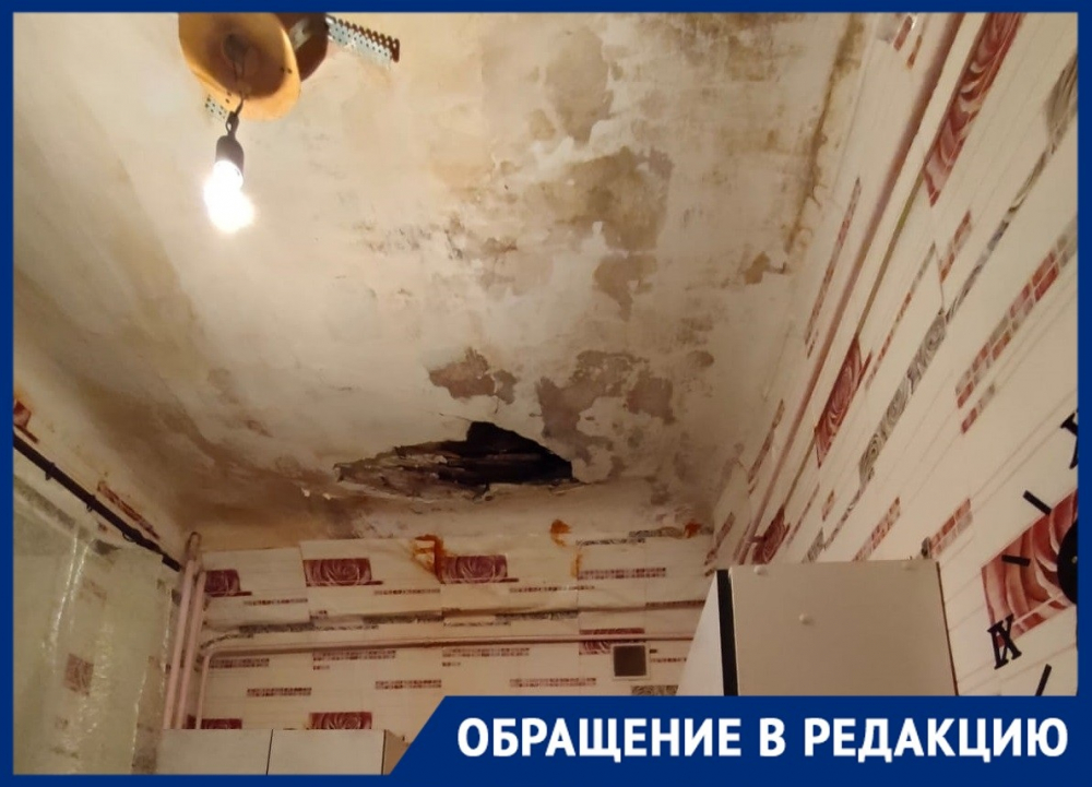 «Боимся провалиться к соседке»: потолок обрушился в многоэтажном доме в Волгограде