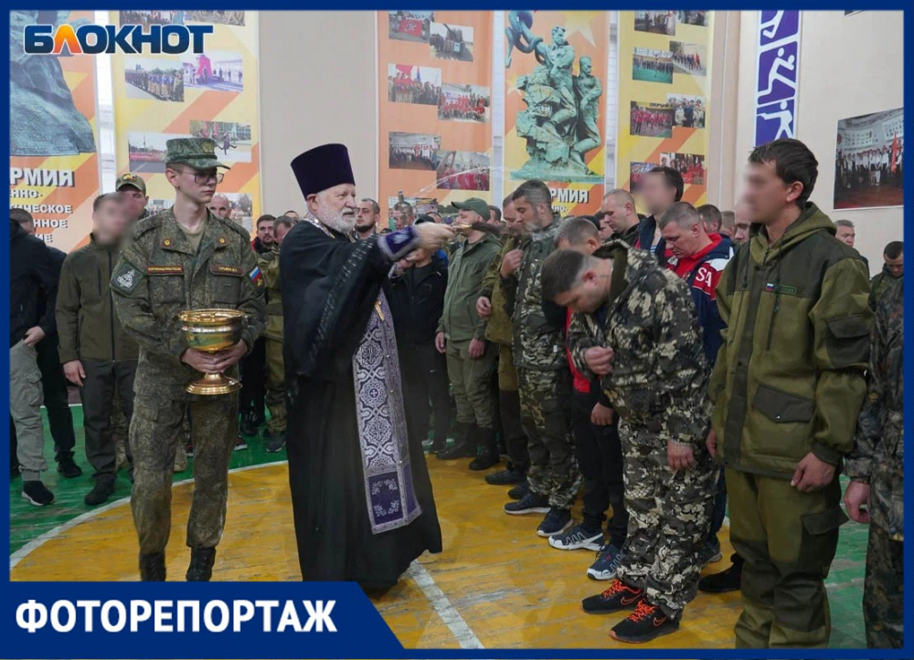 «Пришли без повестки»: в Волгограде благословили и проводили мобилизованных добровольцев