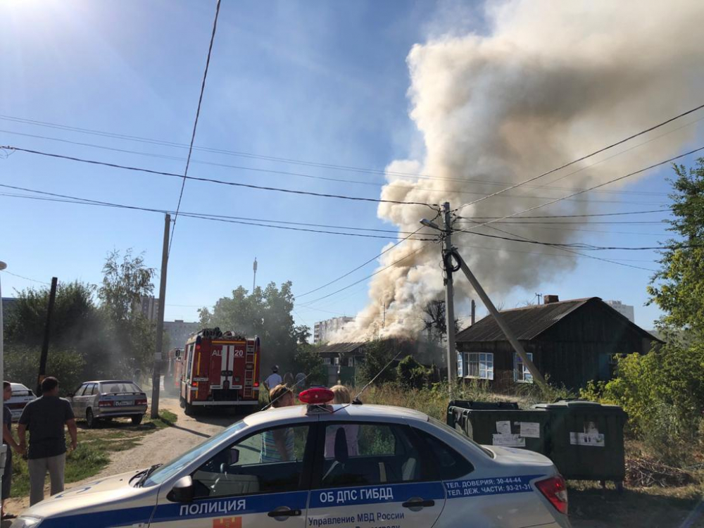 В Волгограде горит частный дом в Ворошиловском районе