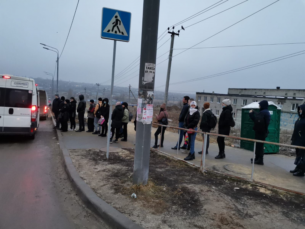 Транспортный ад в ЖК «Комарово» в Волгограде сняли на видео: люди вываливаются из маршруток №50