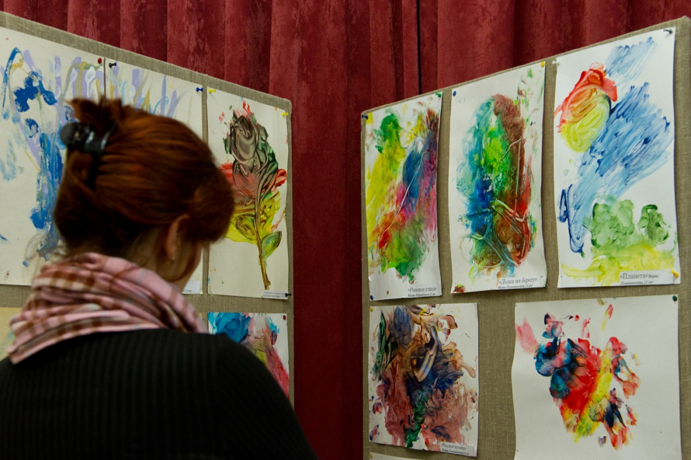 Талантливая художница из Волгограда с диагнозом ДЦП сама зарабатывает себе на реабилитацию