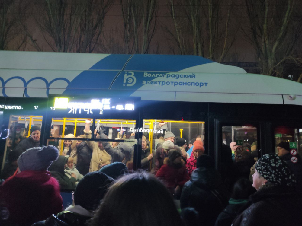 Тысячи пассажиров и погоня за автобусами: что творится на остановках в центре Волгограда 2 февраля