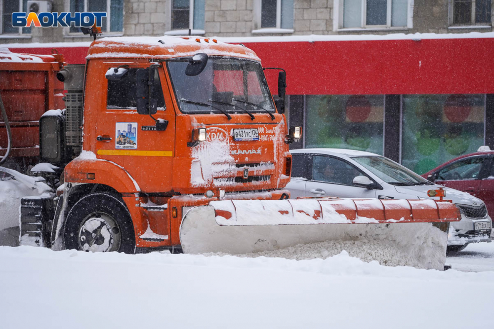 Дороги Волгограда чистит от небольшого снега почти сотня машин