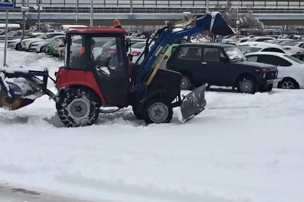 Застрявший в сугробах снегоуборочный трактор сняли на видео в Волгограде