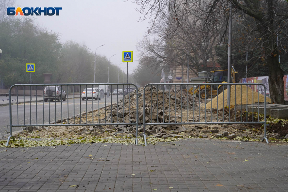 На Аллее Героев в Волгограде начали укладывать плитку во время проверки прокуратуры
