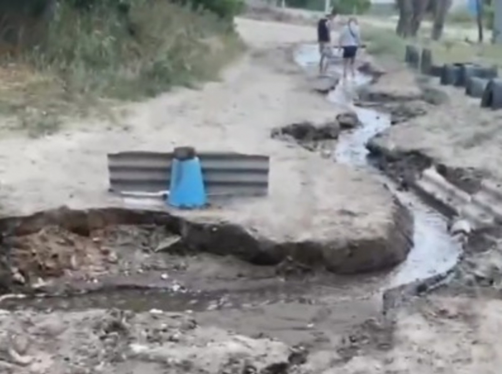 Волгоградка с тремя детьми на видео показала переход через водопадный прорыв трубы