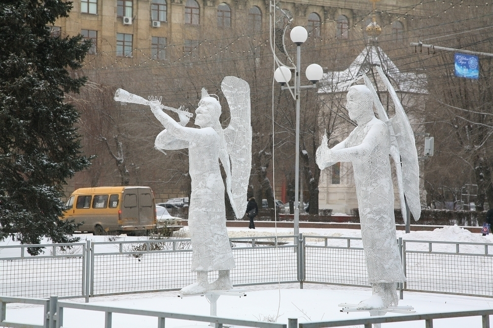 Место светодиодного дерева на аллее Героев в Волгограде временно заняли ангелы