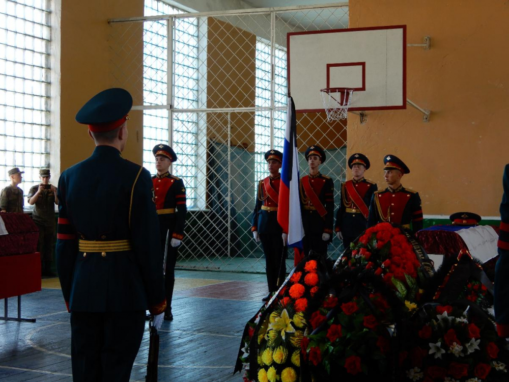 Женщины не могли отойти от гроба: в Волгограде простились с погибшими на Украине офицерами