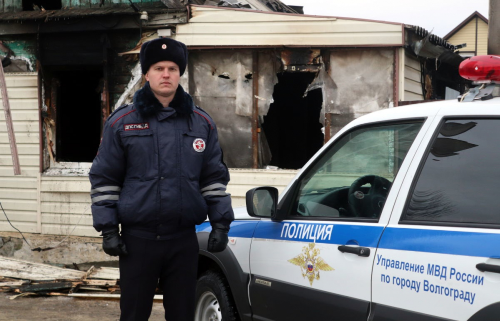 Многодетную семью из горящего дома спас полицейский в Волгограде