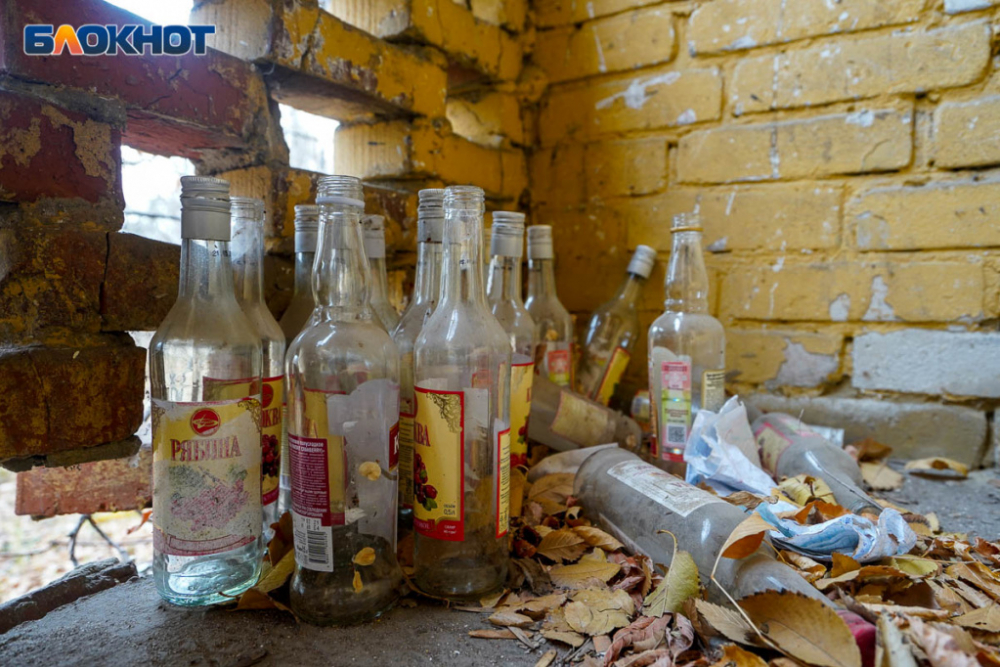 Под Волгоградом распитие алкоголя закончилось смертью двух человек и отравлением четверых