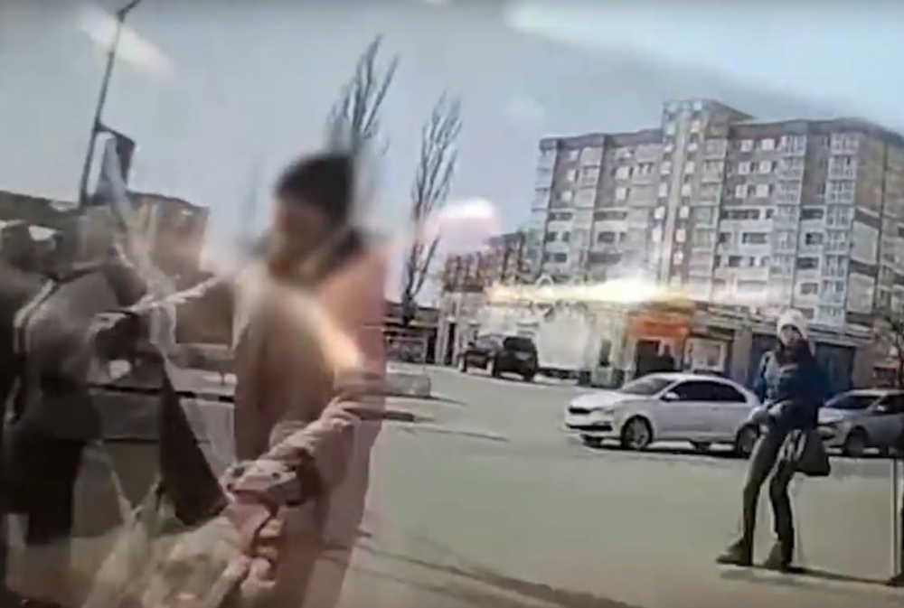 Пронзительный крик и руки на лобовом стекле: иномарка въехала в толпу в Волгограде