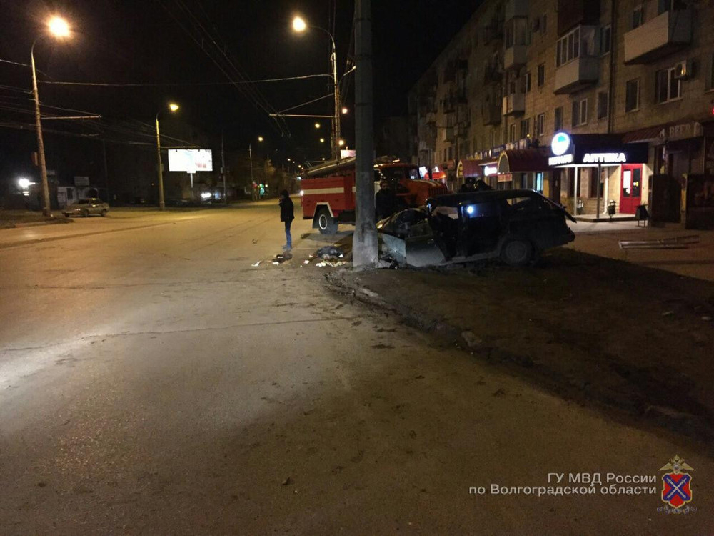 В Волгограде «четверка» влетела в столб: погиб водитель
