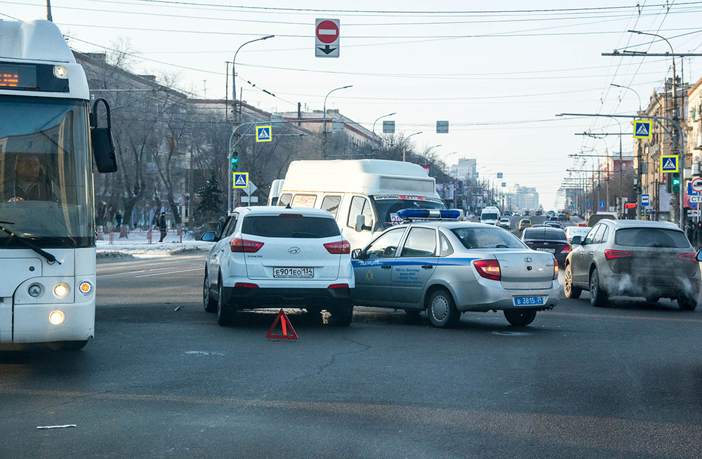 Машина Росгвардии столкнулась с Hyundai в центре Волгограда