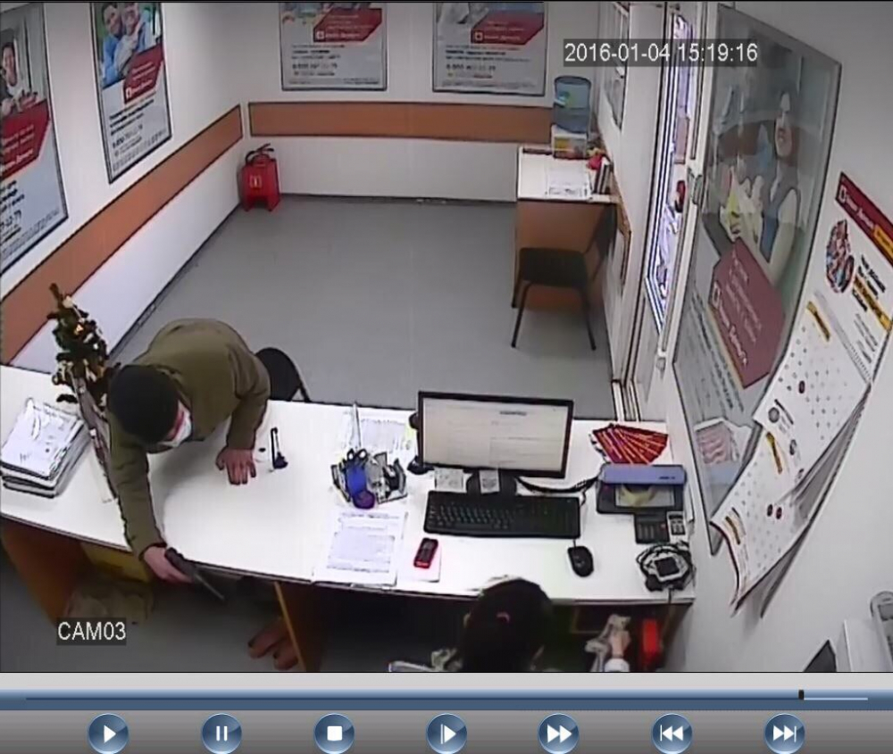 Азиат с пистолетом и в маске ограбил в Волгограде павильон микразаймов «Наши деньги»