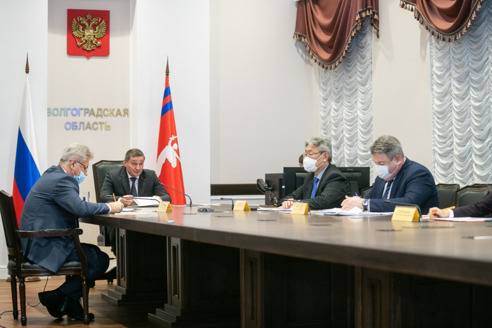 Волгоградский губернатор не исключил приостановления работы предприятий из-за «омикрона»