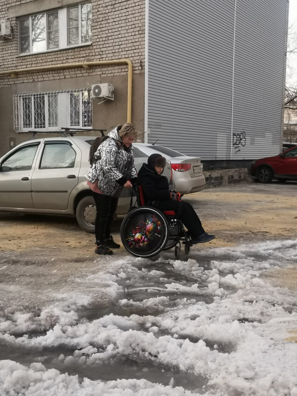 В Волгограде полностью очистили дорогу во дворе, где живет 11-летний мальчик с ДЦП: видео