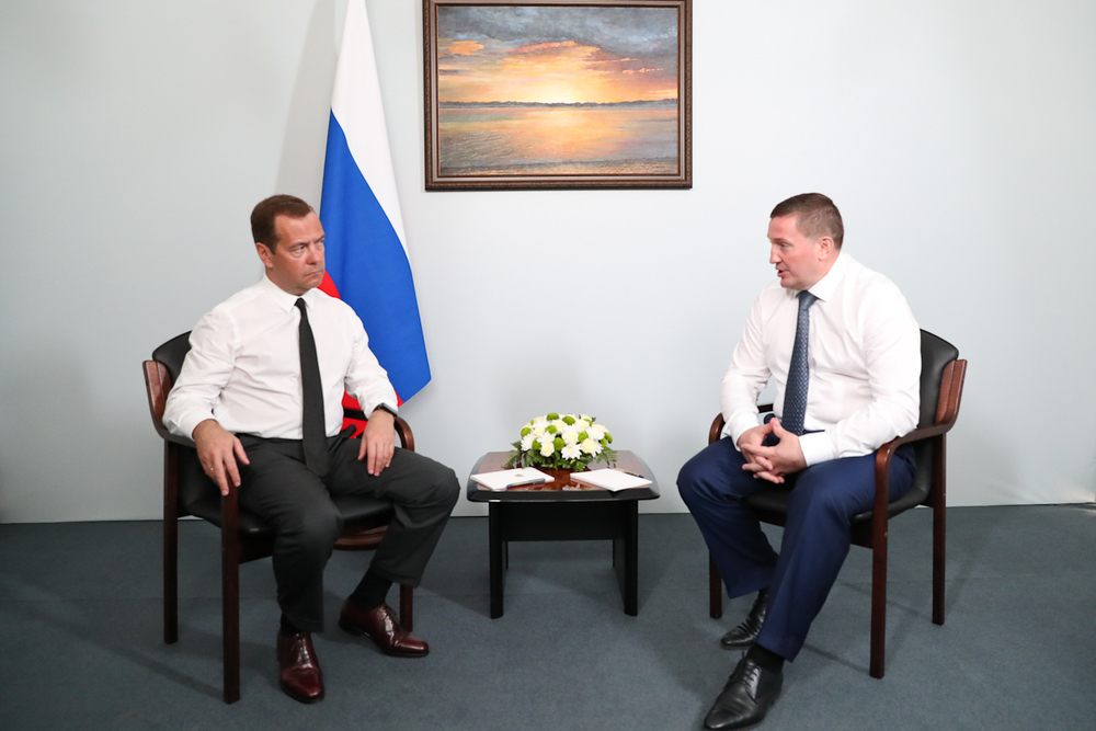 Дмитрий Медведев очень недолго поговорил с Андреем Бочаровым