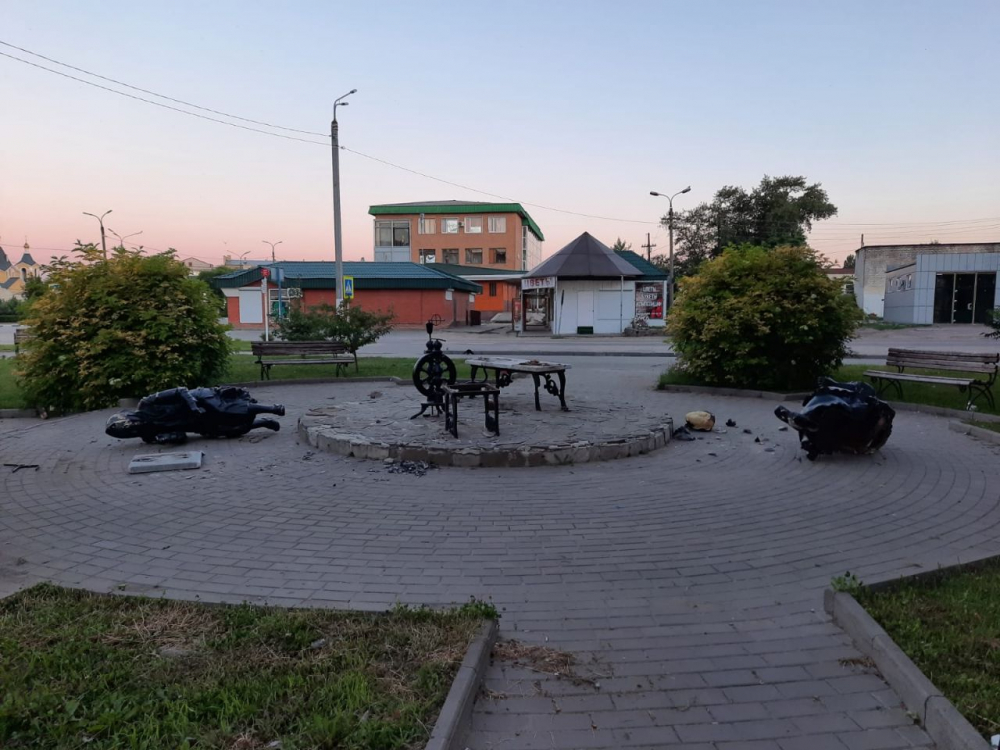 В Волгоградской области полуголый рецидивист разнес памятник «Рукодельницы»