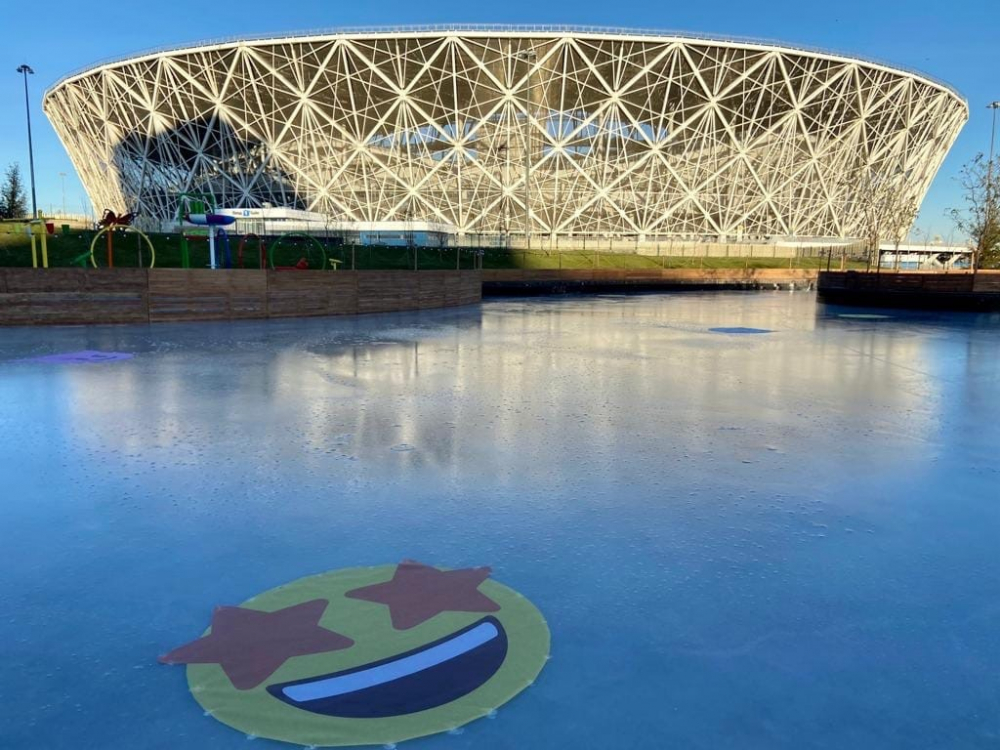 Эмоджи закатали под лед катка-гиганта в Волгограде