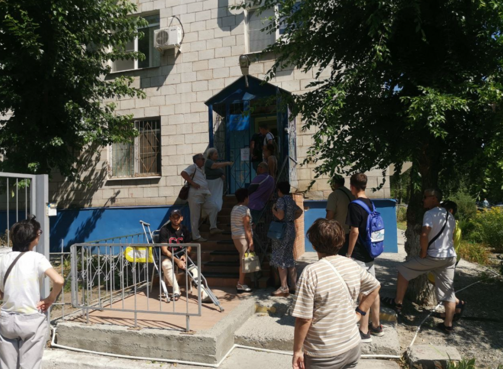Многочасовая очередь выстроилась к травмпункту на жаре в Волгограде