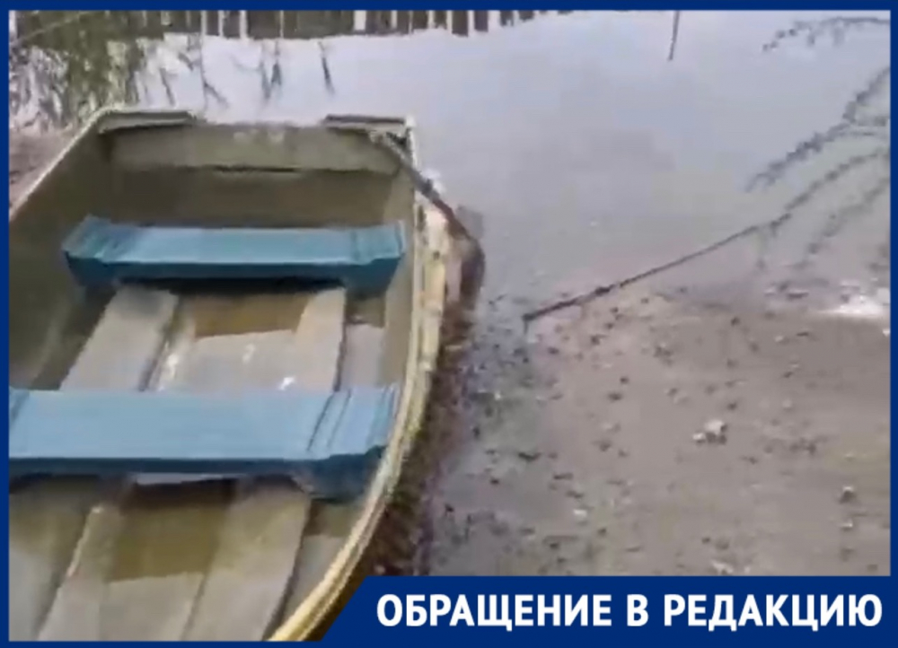 «Люди передвигаются по двору на лодке»: город в Волгоградской области уходит под воду