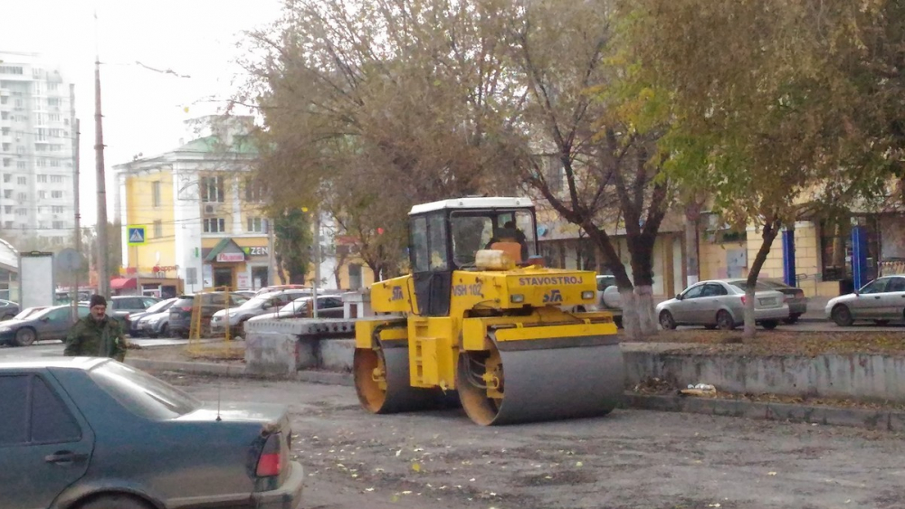 Из-за ремонта трассы Priora перевернулась в кювет под Волгоградом: трое в больнице