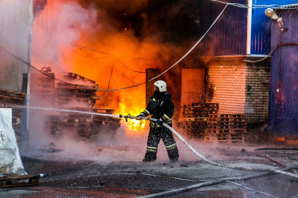 Под Волгоградом тушили пожар на заводе Grass