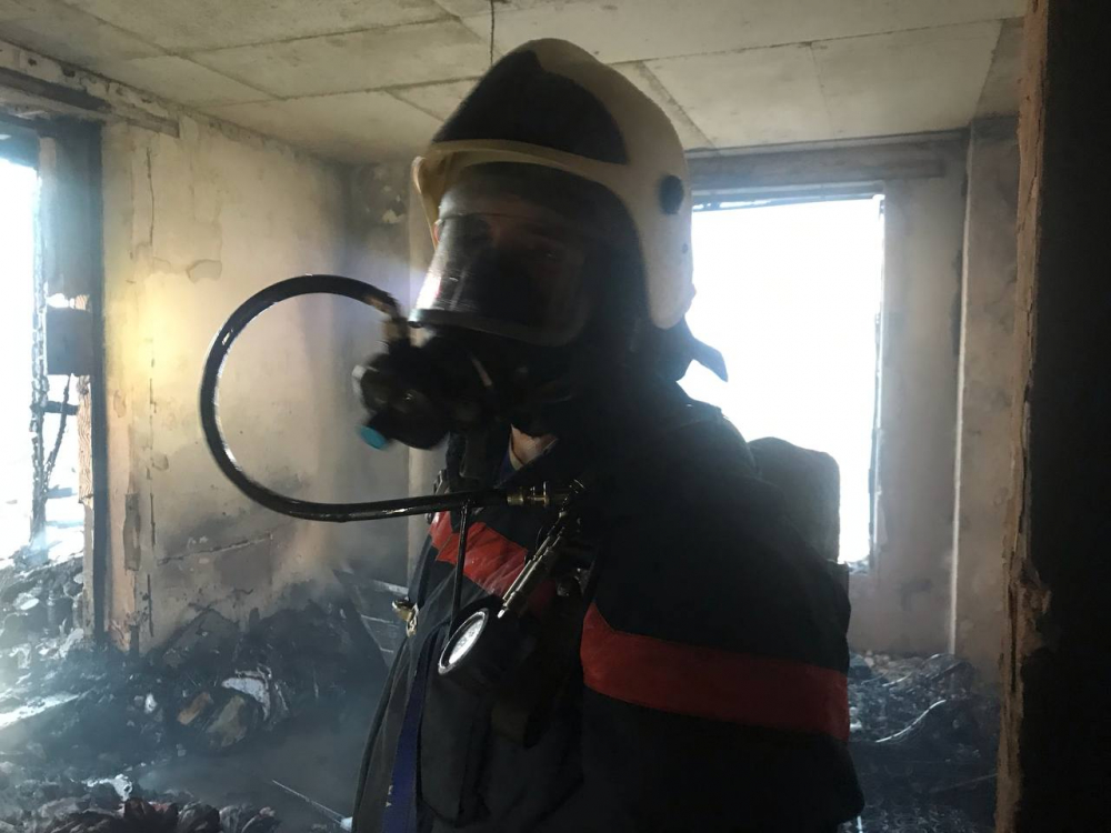 Выгоревшую дотла квартиру в волгоградской 16-этажке сняли на видео