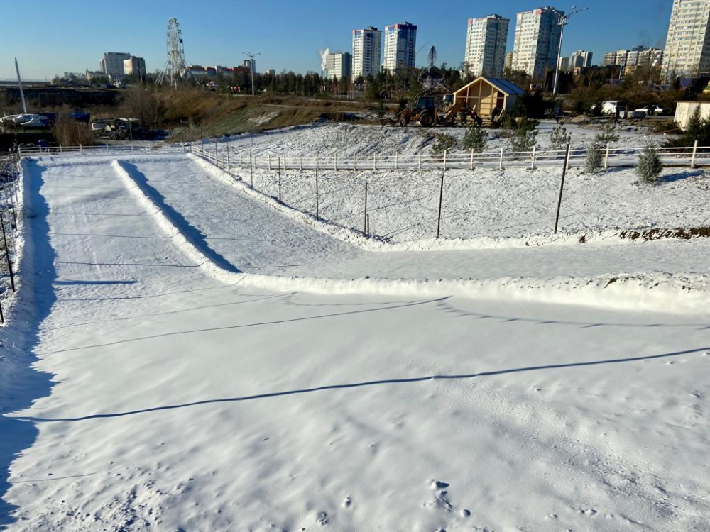 Сильный снегопад засыпает горки в волгоградском ЦПКиО