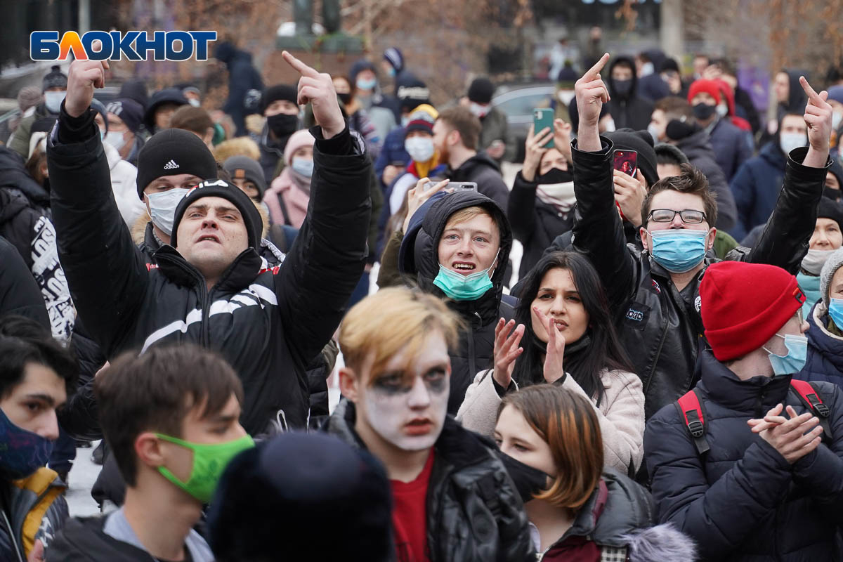 Дети на митинге навального. Митинг. Школьники протестуют. Толпа митинг. Школьники на митинге.