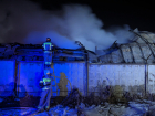 Тушение ночного пожара на площади 1000 квадратных метров в Волгограде сняли на видео