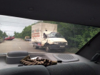 На севере Волгограда Mazda въехала в крышу «Газели»