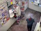 Наглая кража в аптеке под Волгоградом попала на видео 
