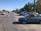Столкнувшиеся в Волгограде легковушки отбросило на пешехода: женщина погибла на месте