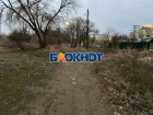 По кустам и грязи вдоль заброшек отправили пассажиров на электричку в центре Волгограда