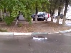 Незапланированный фонтан из-под земли поливает проезжую часть у поликлиники в Волгограде