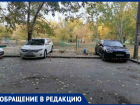 На севере Волгограда жильцы жалуются на незаконный захват парковочных мест во дворе