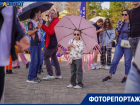 Толпа с необычными зонтами собралась в центре Волгограда 
