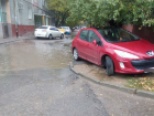 Девушка на красном Peugeot заставила волгоградцев вплавь добраться до подъездов