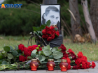 На девять дней со смерти Романа Гребенюка в Волгограде прошла массовая акция возле центрального Сбербанка