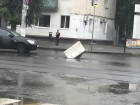 Вместо крышки волгоградские дорожники закрыли люк пластиковым отбойником