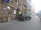 Наглость – второе счастье: волгоградский общественник снял на видео припаркованный на тротуаре внедорожник