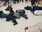 В супермаркете Волгограда молодежь упадет «замертво» возле дорогих продуктов
