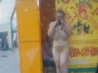 На видео попала голая блондинка, разрывающая одежду на остановке в Волгограде