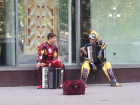 Железный человек из «Мстителей» помогает трансформеру заработать себе на жизнь в Волгограде
