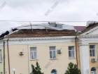Крышу административного здания снесло ветром в Волгоградской области