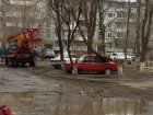 На юге Волгограда дерево рухнуло на ВАЗ-2106