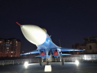 Истребитель в парке Героев-летчиков Волгограда получил красивую подсветку